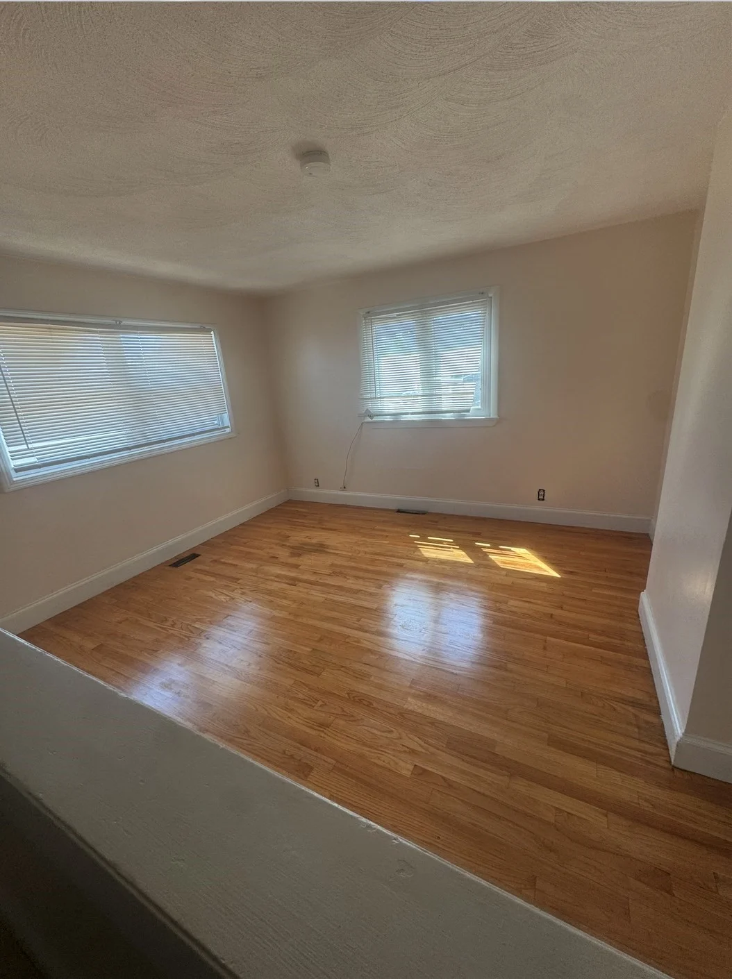 3 bed, 1 bath apartment for rent at 40 Robin St, Everett — photo 2 of 11