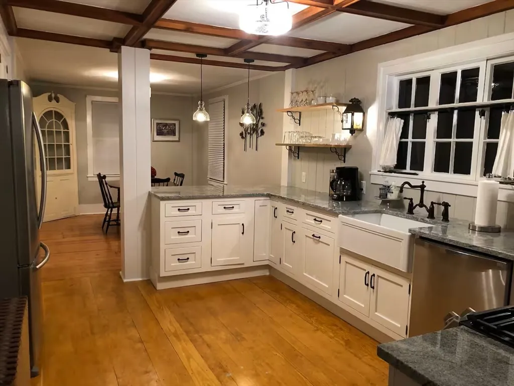 3 bed, 1 bath apartment for rent at 40 Russell St, Downtown — photo 5 of 22