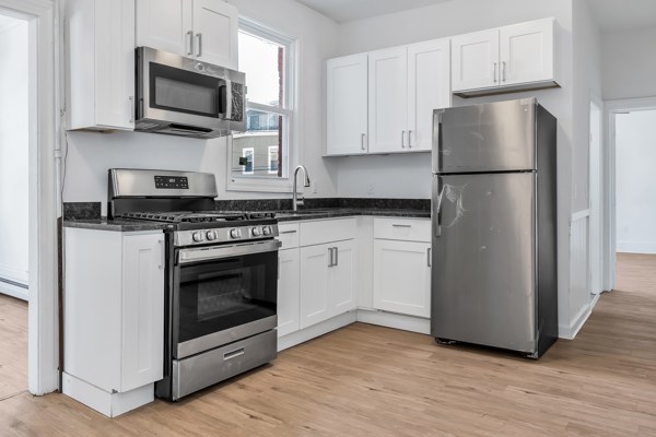 3 bed, 1 bath apartment for rent at 40 Summer St Unit 1, Lawrence — photo 3 of 18