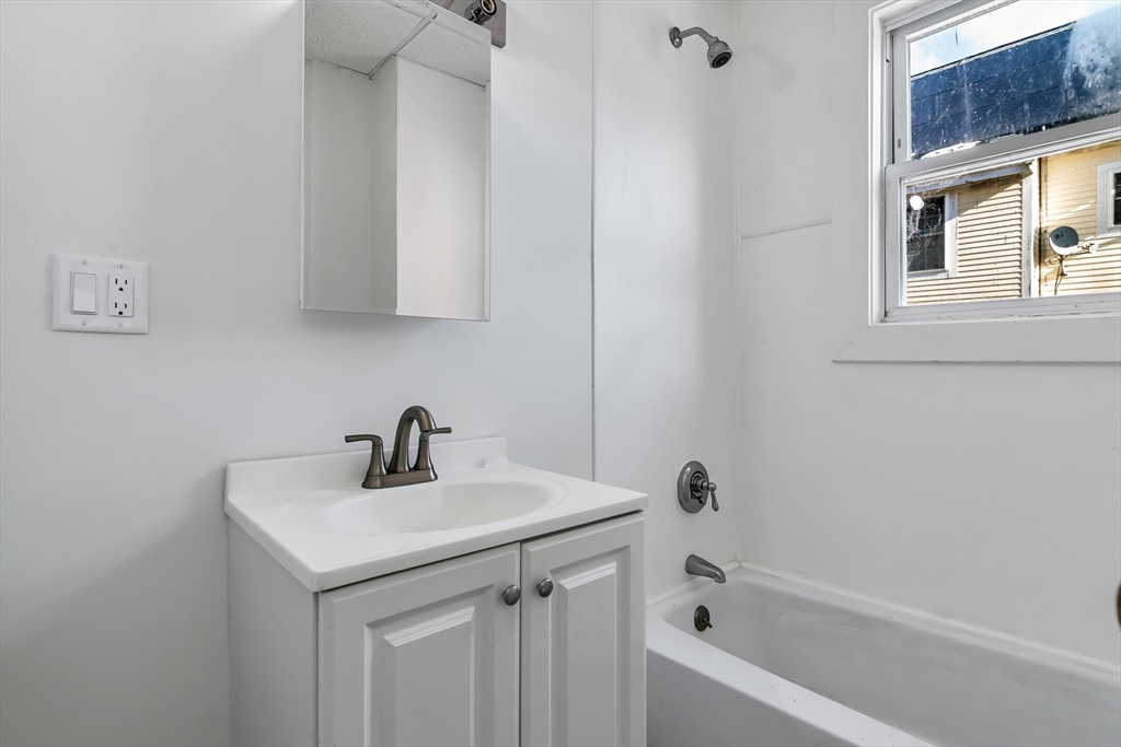 3 bed, 1 bath apartment for rent at 40 Summer St Unit 1, Lawrence — photo 13 of 18