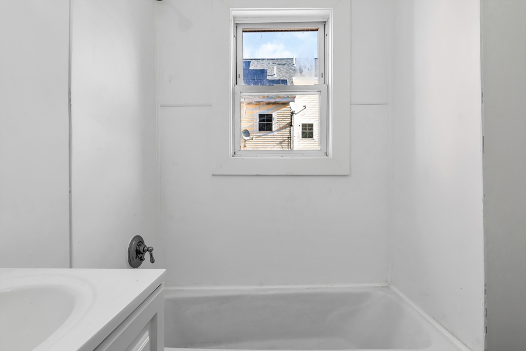 3 bed, 1 bath apartment for rent at 40 Summer St Unit 1, Lawrence — photo 12 of 18