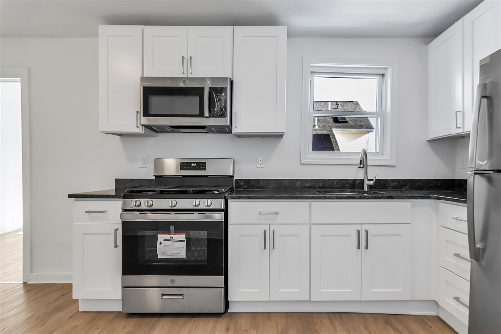 3 bed, 1 bath apartment for rent at 40 Summer St Unit 2, Lawrence — photo 4 of 17
