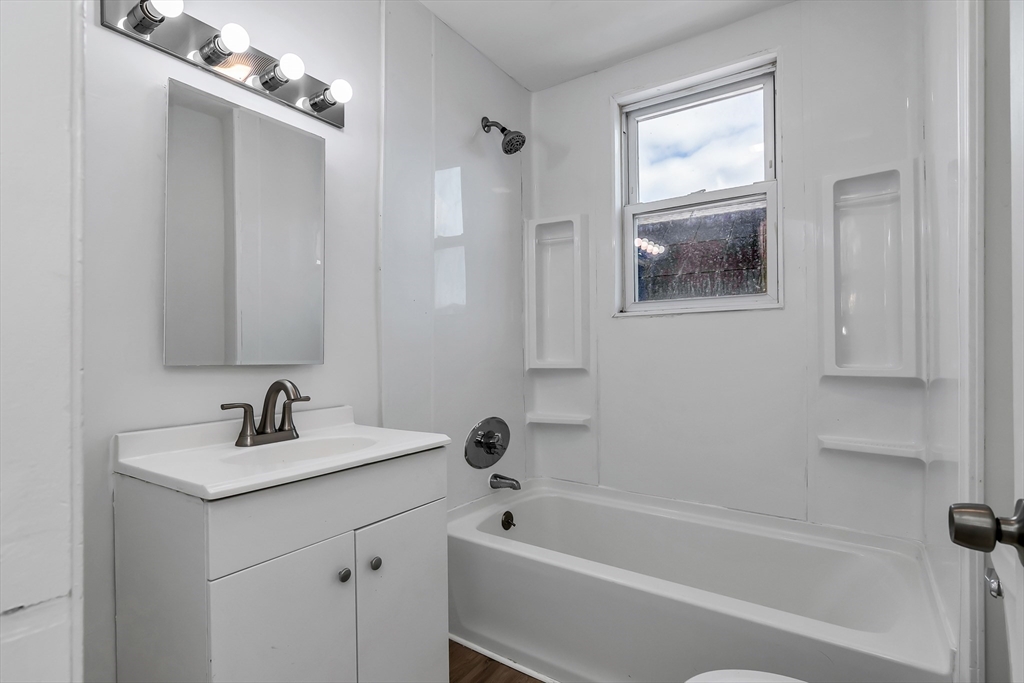 3 bed, 1 bath apartment for rent at 40 Summer St Unit 2, Lawrence — photo 6 of 17