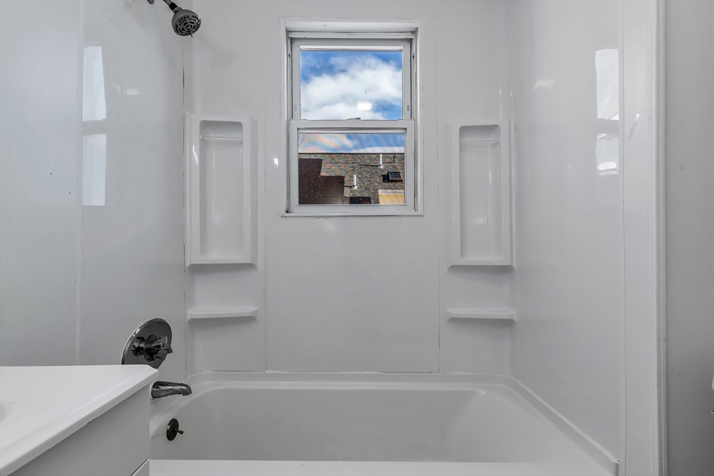 3 bed, 1 bath apartment for rent at 40 Summer St Unit 2, Lawrence — photo 7 of 17