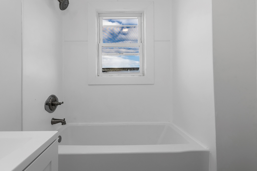3 bed, 1 bath apartment for rent at 40 Summer St Unit 3, Lawrence — photo 8 of 18