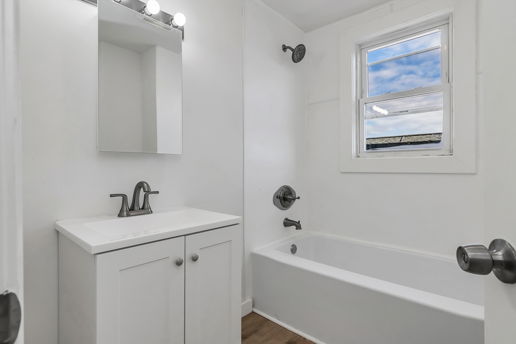 3 bed, 1 bath apartment for rent at 40 Summer St Unit 3, Lawrence — photo 6 of 18