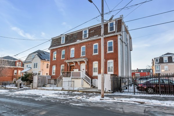 3 bed, 1 bath apartment for rent at 40 Summer St Unit 3, Lawrence