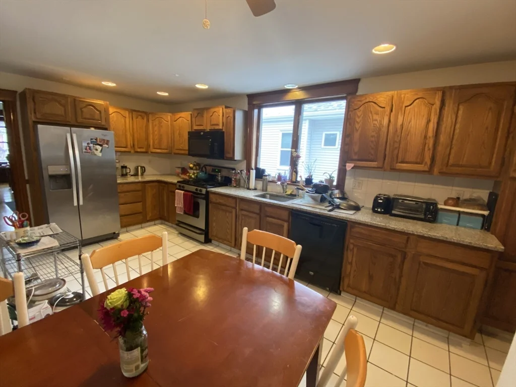 4 bed, 2 bath apartment for rent at 40 Walker Unit 1, Davis Square — photo 5 of 26