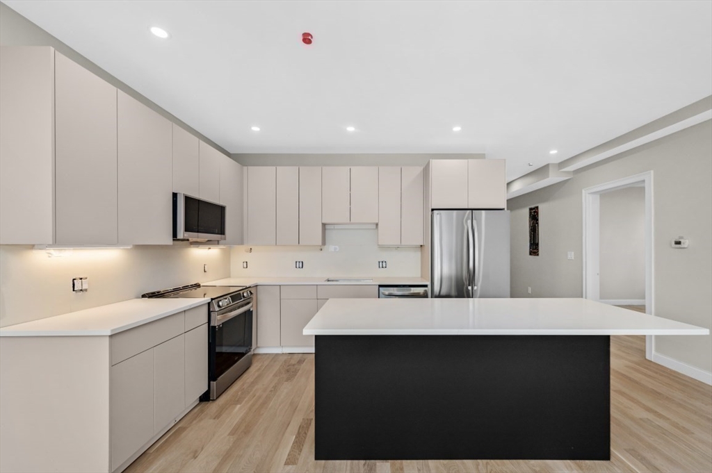 4 bed, 3 bath apartment for rent at 40 Waverly Unit 2, Brighton — photo 5 of 16