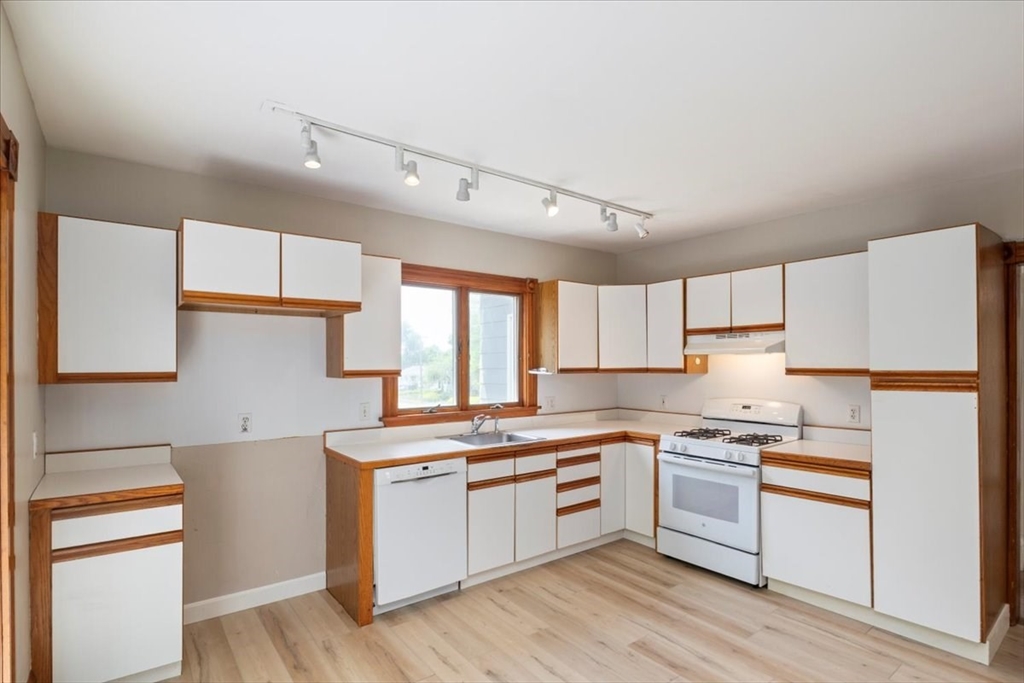 2 bed, 1 bath apartment for rent at 40 Whitehall St Unit 2, East Dedham — photo 4 of 37