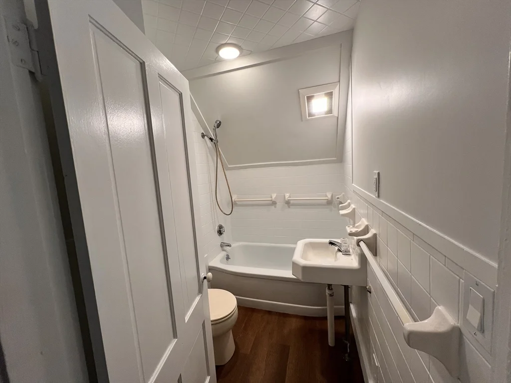 1 bed, 1 bath apartment for rent at 400 Court St Unit 2, North Plymouth — photo 3 of 8