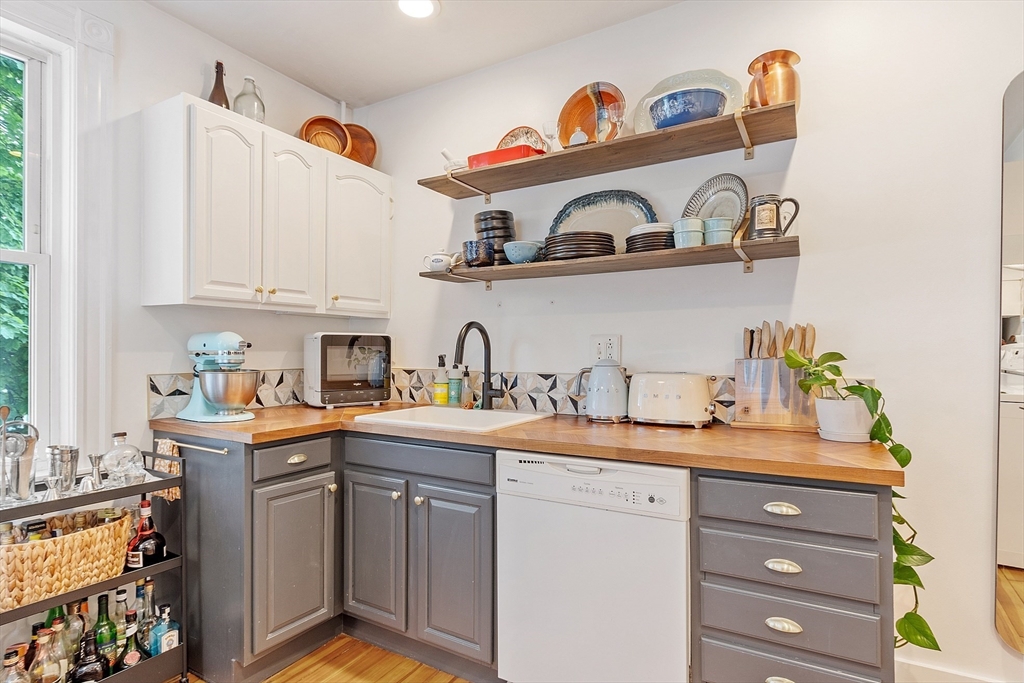 1 bed, 1 bath apartment for rent at 401 Cabot St Unit 4, Beverly — photo 3 of 25
