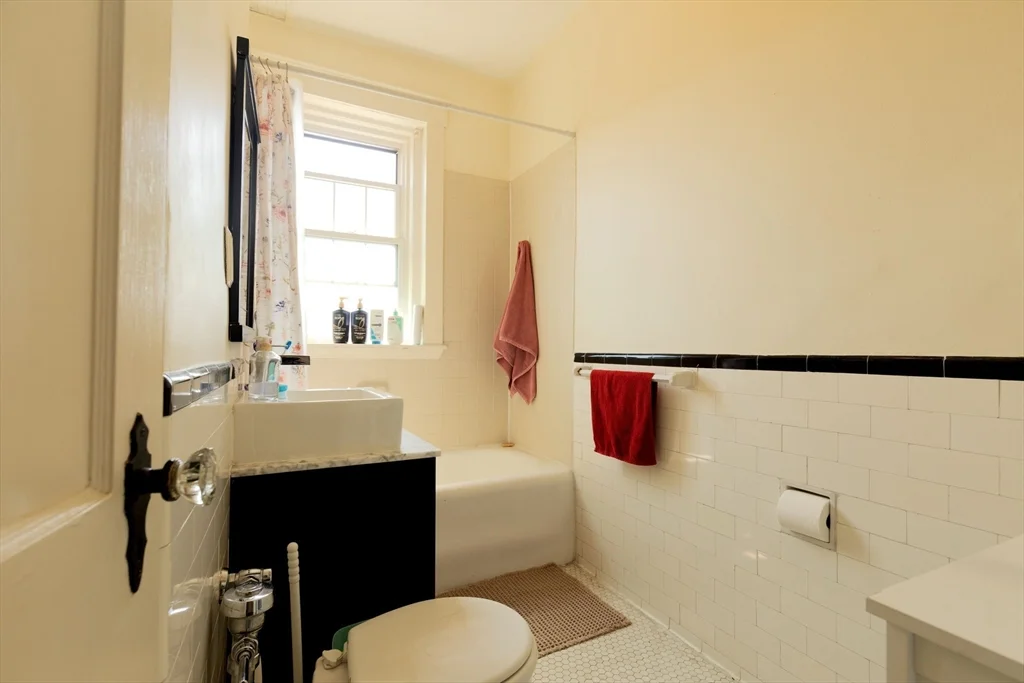 2 bed, 1 bath apartment for rent at 401 Washington St Unit 4, Coolidge Corner — photo 16 of 24