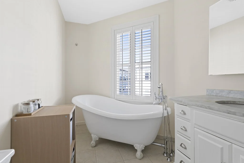 4 bed, 2 bath apartment for rent at 402 E 3rd St Unit 1, South Boston — photo 18 of 25
