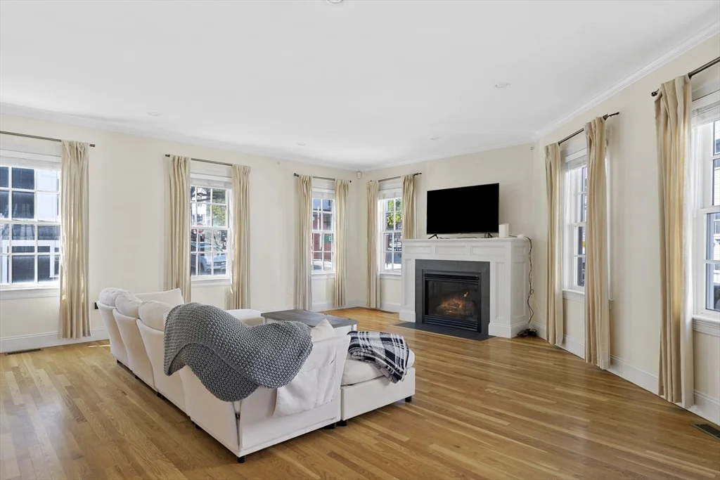 4 bed, 2 bath apartment for rent at 402 E 3rd St Unit 1, South Boston — photo 4 of 25