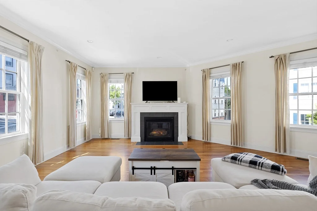 4 bed, 2 bath apartment for rent at 402 E 3rd St Unit 1, South Boston — photo 3 of 25