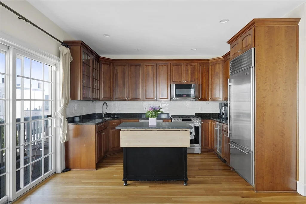 4 bed, 2 bath apartment for rent at 402 E 3rd St Unit 1, South Boston — photo 2 of 25