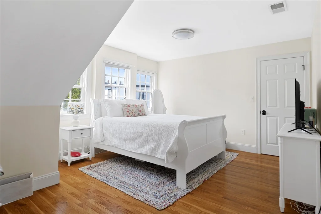 4 bed, 2 bath apartment for rent at 402 E 3rd St Unit 1, South Boston — photo 14 of 25