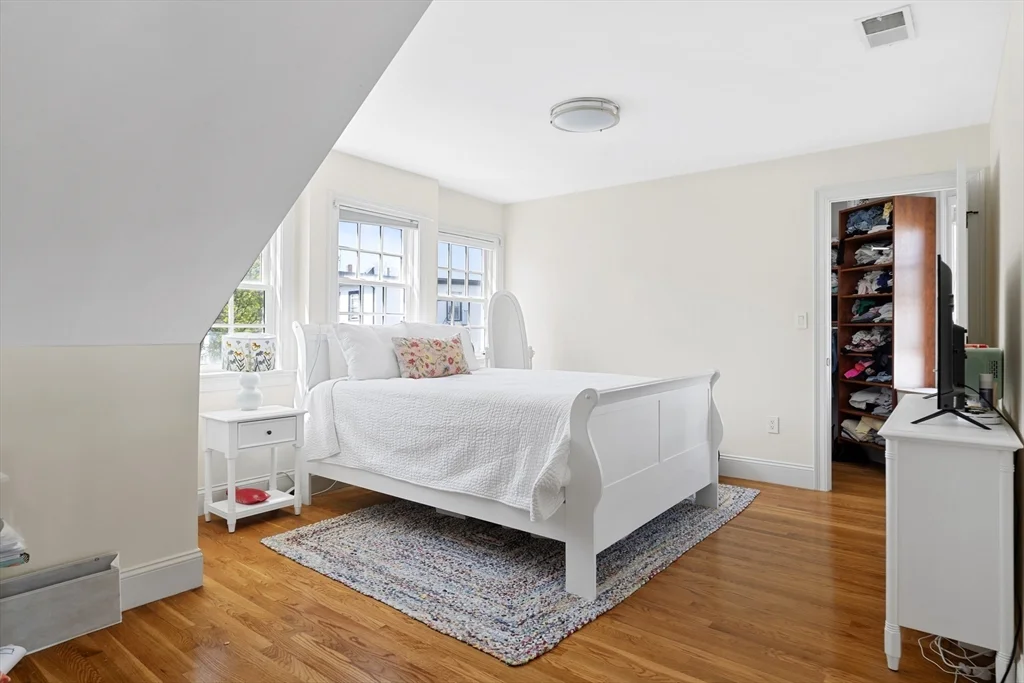 4 bed, 2 bath apartment for rent at 402 E 3rd St Unit 1, South Boston — photo 13 of 25