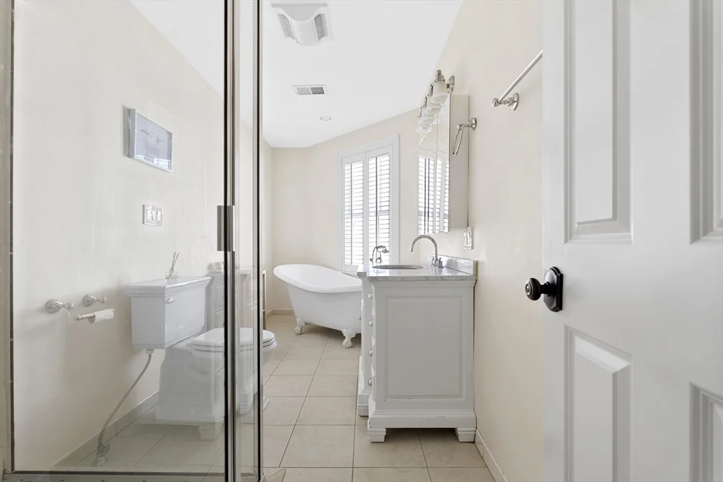 4 bed, 2 bath apartment for rent at 402 E 3rd St Unit 1, South Boston — photo 17 of 25