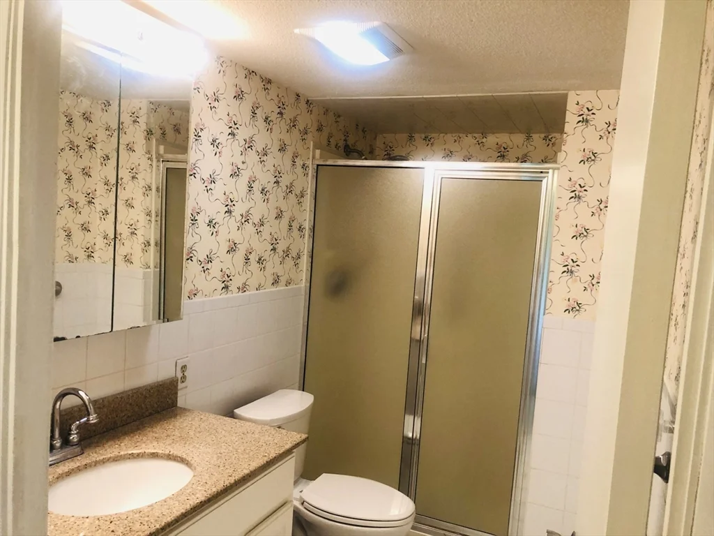 2 bed, 2 bath apartment for rent at 402 Paradise Unit 2L, Swampscott — photo 6 of 11