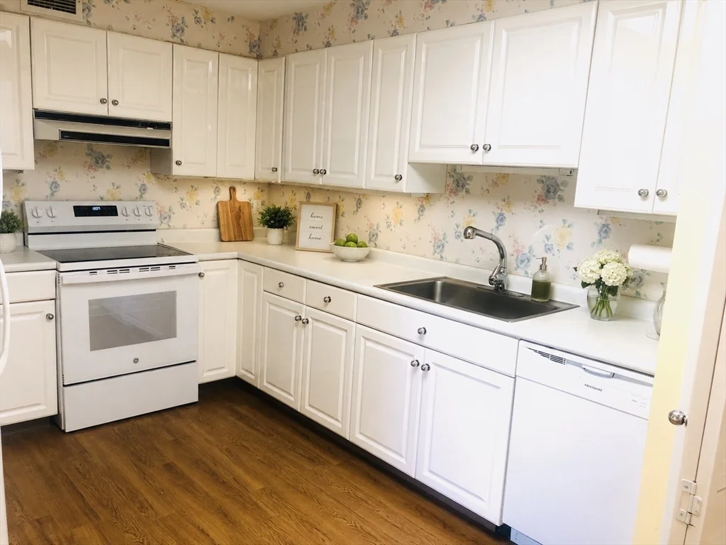 2 bed, 2 bath apartment for rent at 402 Paradise Unit 2L, Swampscott — photo 2 of 11