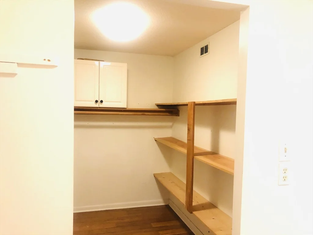 2 bed, 2 bath apartment for rent at 402 Paradise Unit 2L, Swampscott — photo 5 of 11
