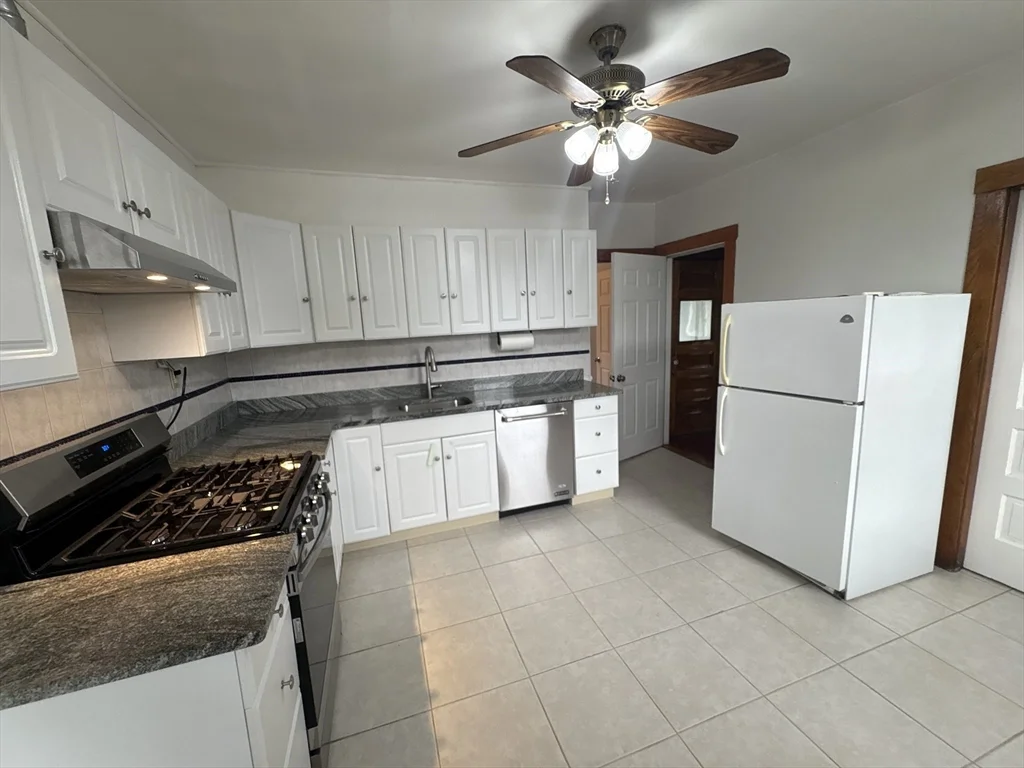 2 bed, 1 bath apartment for rent at 403 Trapelo Rd Unit 3, Belmont — photo 2 of 25
