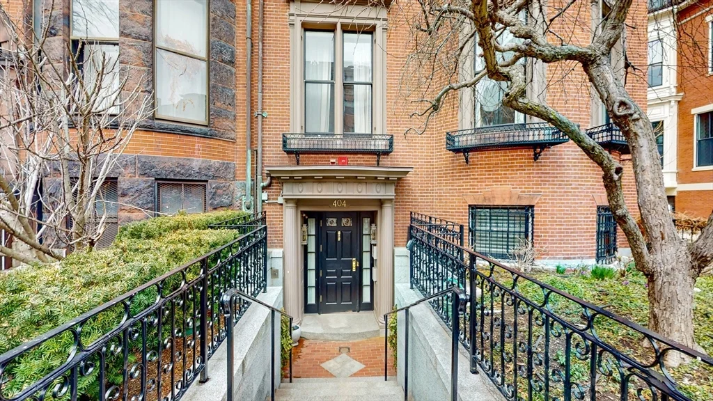 3 bed, 3 bath apartment for rent at 404 Beacon St Unit 2, Back Bay — photo 2 of 27