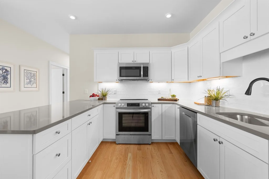 1 bed, 1 bath apartment for rent at 404 Lowell St Unit 1, Wakefield — photo 3 of 7