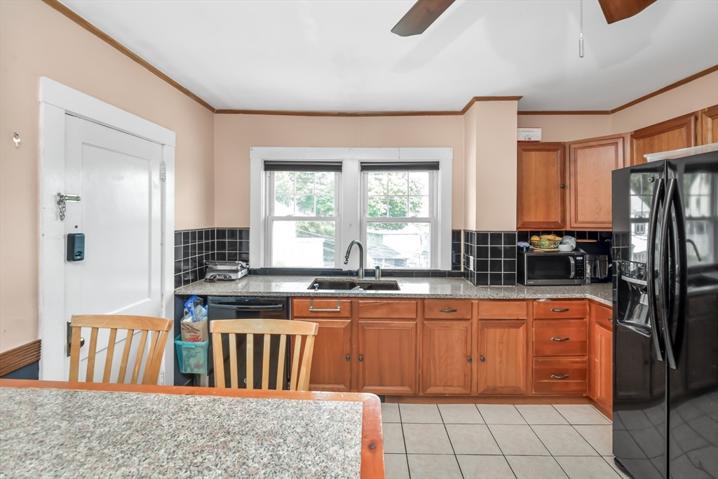 4 bed, 1 bath apartment for rent at 404 Mount Auburn Unit 2, Watertown — photo 5 of 25
