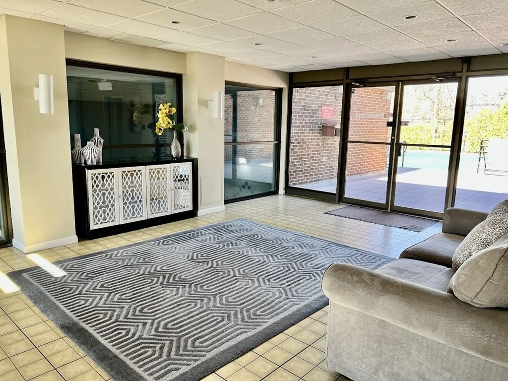 1 bed, 1 bath apartment for rent at 404 Paradise Rd Unit 1N, Swampscott — photo 3 of 32