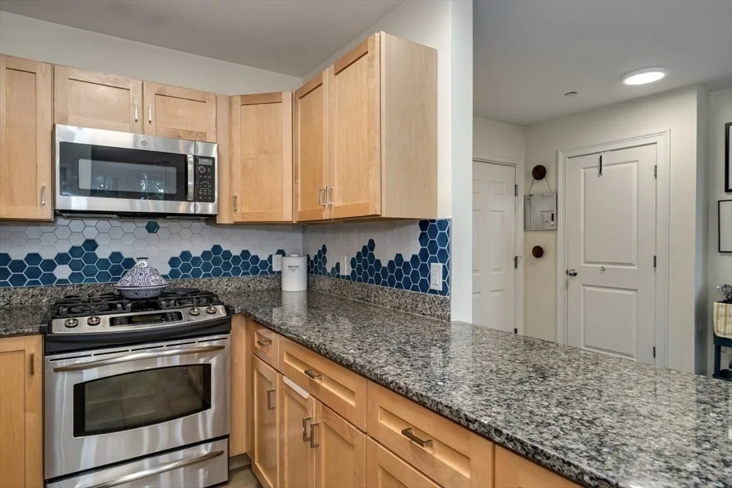 2 bed, 2 bath apartment for rent at 4040 Washington St Unit 1, Roslindale — photo 3 of 18
