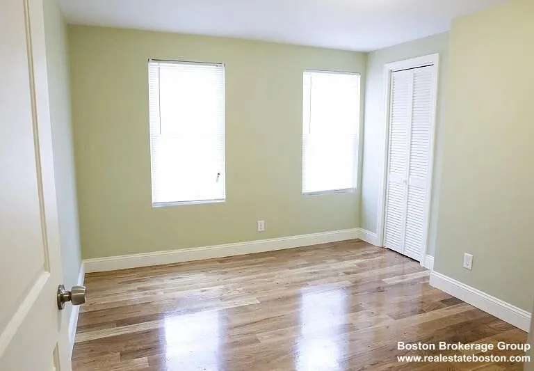 3 bed, 1 bath apartment for rent at 4043 Washington St Unit 2, Jamaica Plain — photo 6 of 8