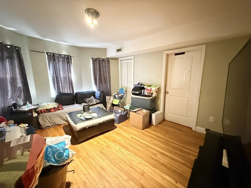 3 bed, 1 bath apartment for rent at 4043 Washington St Unit 3, Jamaica Plain — photo 5 of 11