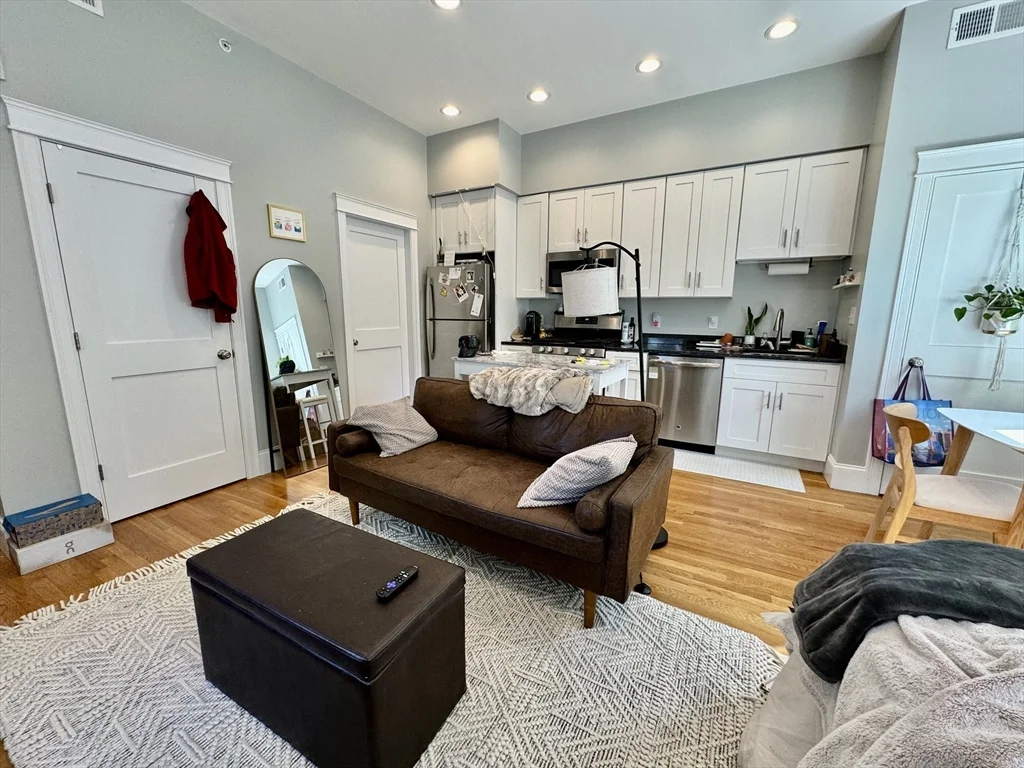 Studio bed, 1 bath apartment for rent at 405 South Huntington Ave Unit 1Rear, Jamaica Plain — photo 2 of 9