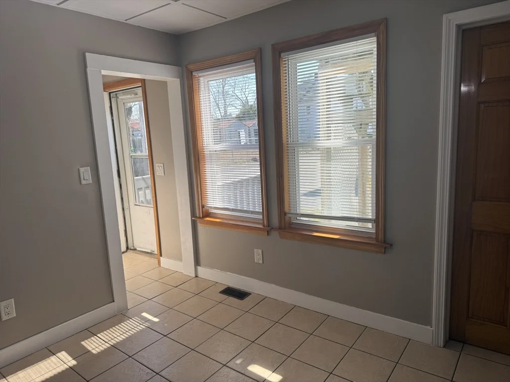 4 bed, 1 bath apartment for rent at 406-408 Court St Unit 406, Plymouth — photo 5 of 21