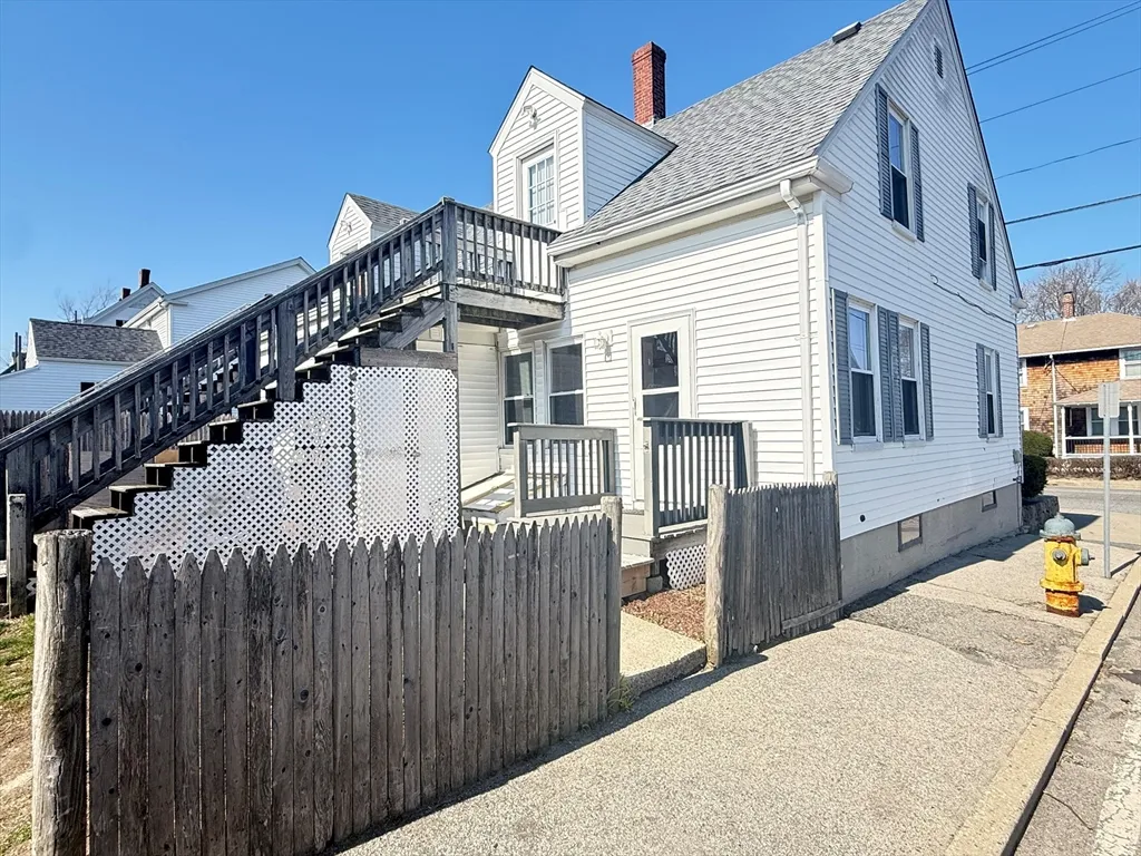 4 bed, 1 bath apartment for rent at 406-408 Court St Unit 406, Plymouth — photo 1 of 21