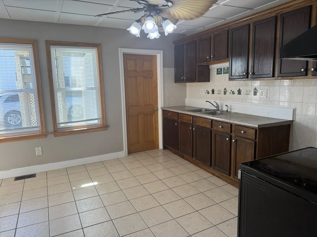 4 bed, 1 bath apartment for rent at 406-408 Court St Unit 406, Plymouth — photo 6 of 21