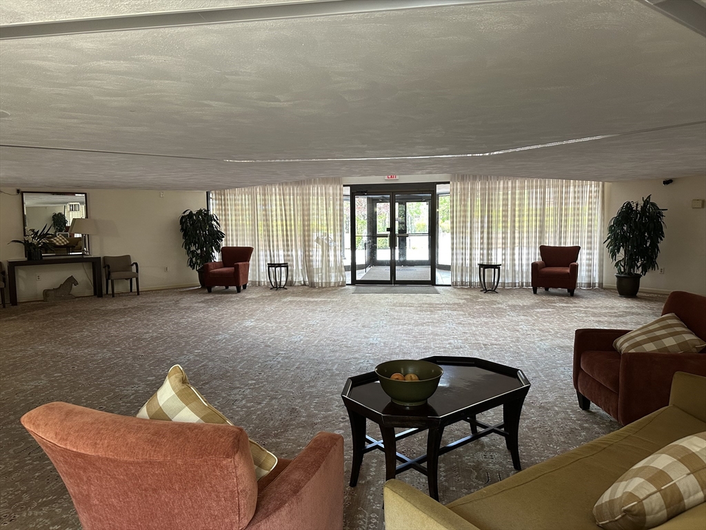1 bed, 1 bath apartment for rent at 406 Paradise Rd Unit 1N, Swampscott — photo 2 of 36