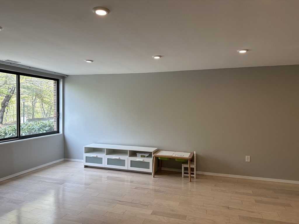 1 bed, 1 bath apartment for rent at 406 Paradise Rd Unit 1N, Swampscott — photo 17 of 36