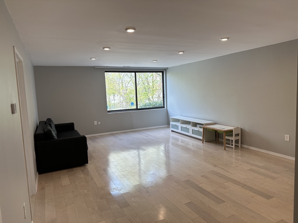 1 bed, 1 bath apartment for rent at 406 Paradise Rd Unit 1N, Swampscott — photo 7 of 36