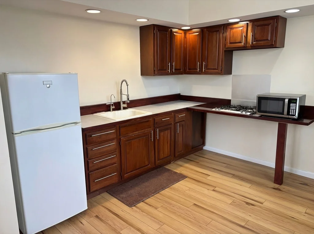 1 bed, 1 bath apartment for rent at 407 Main St Unit A, Medford — photo 3 of 5