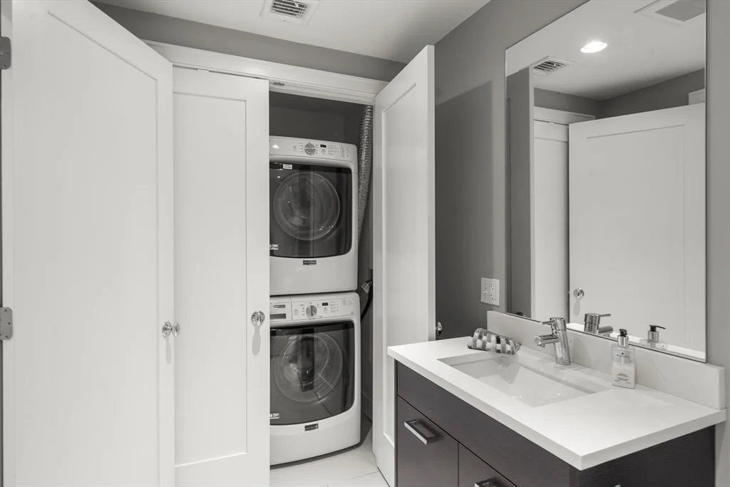 2 bed, 2 bath apartment for rent at 407 W 1st Unit 302, South Boston — photo 7 of 29