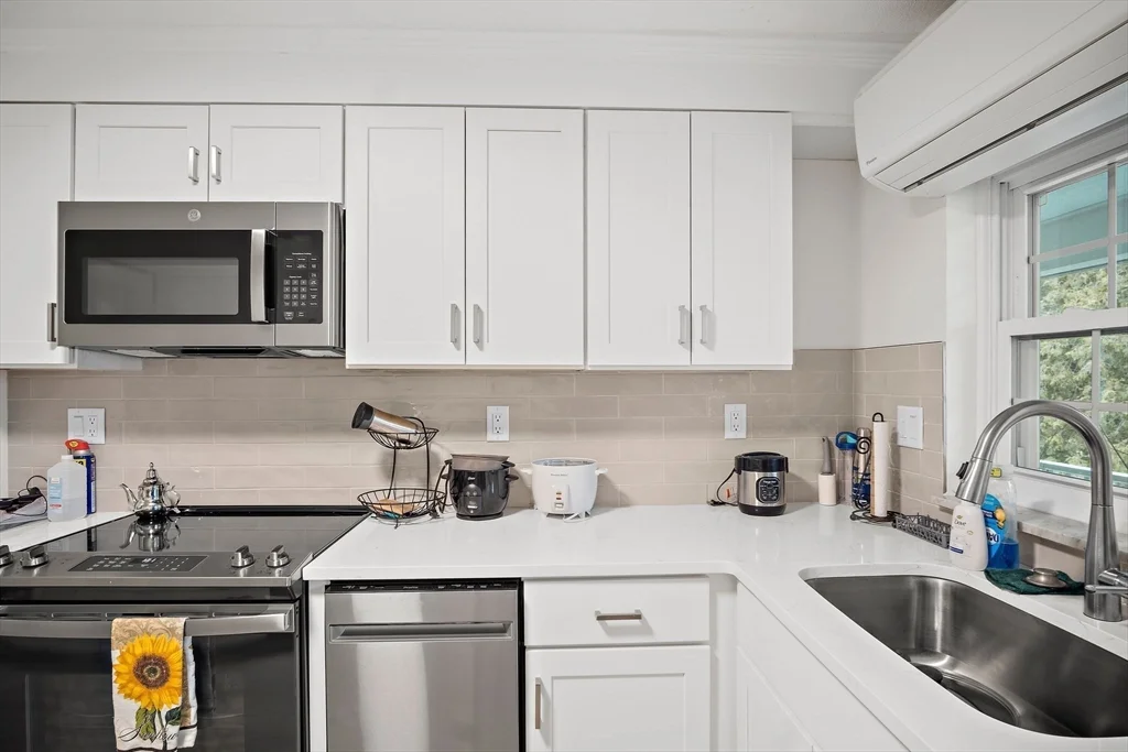 2 bed, 1 bath apartment for rent at 407 Washington St Unit 2, Westwood — photo 3 of 17