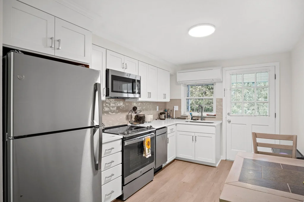 2 bed, 1 bath apartment for rent at 407 Washington St Unit 2, Westwood