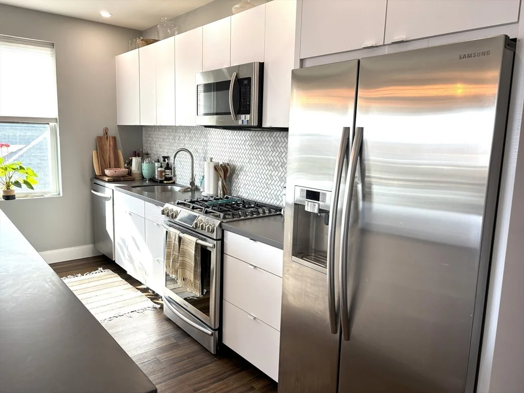 2 bed, 2 bath apartment for rent at 408 E 8th St Unit 3, South Boston — photo 4 of 33