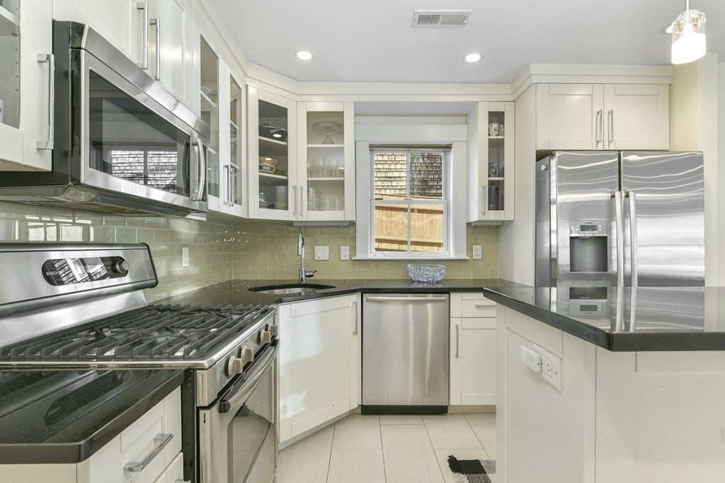 2 bed, 2 bath apartment for rent at 408R Putnam Ave Unit R, Cambridgeport — photo 7 of 17
