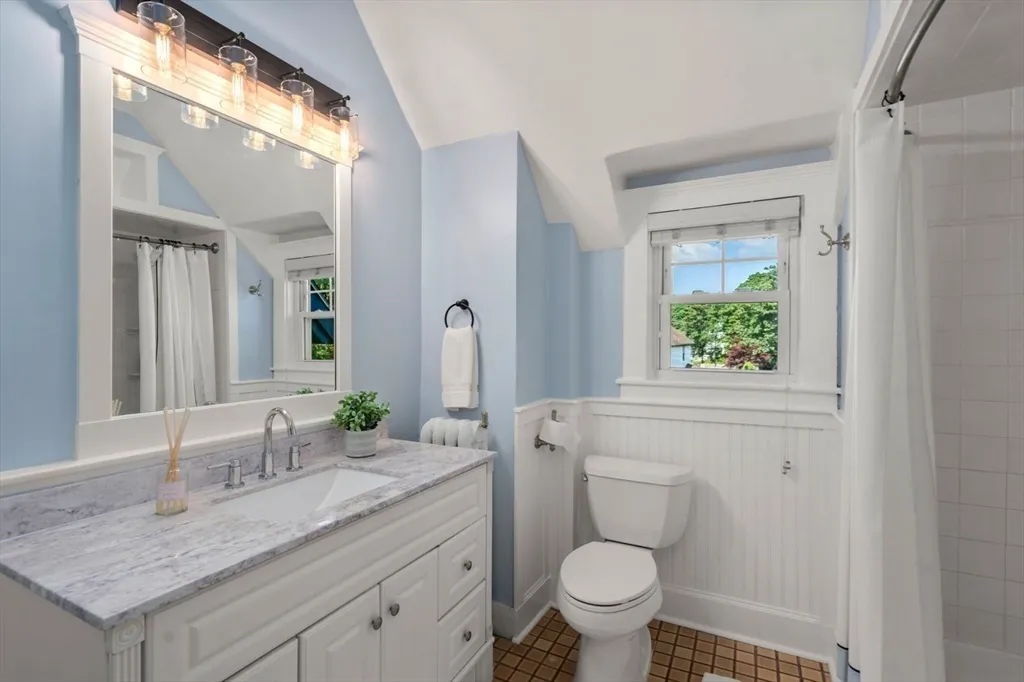 3 bed, 1 bath apartment for rent at 409 Atlantic Ave Unit 0, Marblehead — photo 17 of 29