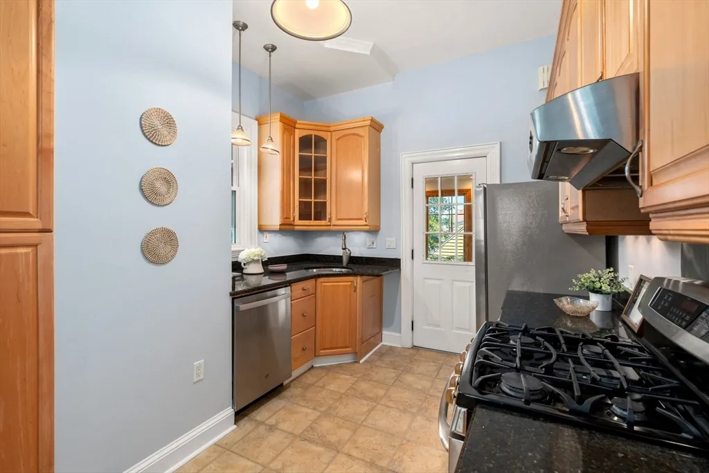3 bed, 1 bath apartment for rent at 409 Atlantic Ave Unit 0, Marblehead — photo 10 of 29